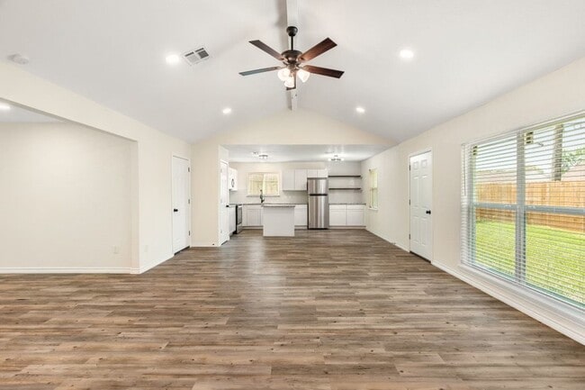 Foto del edificio - Recently Remodeled 3 bed, 2 bath, with 2-car Garage!