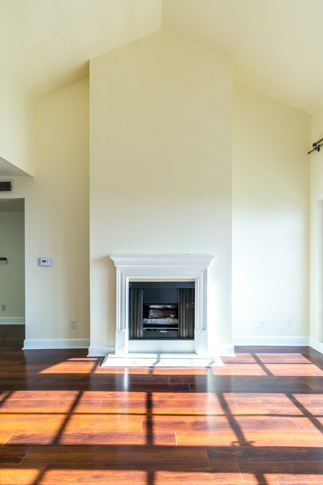 Cathedral Ceilings - 1430 Colby Ave