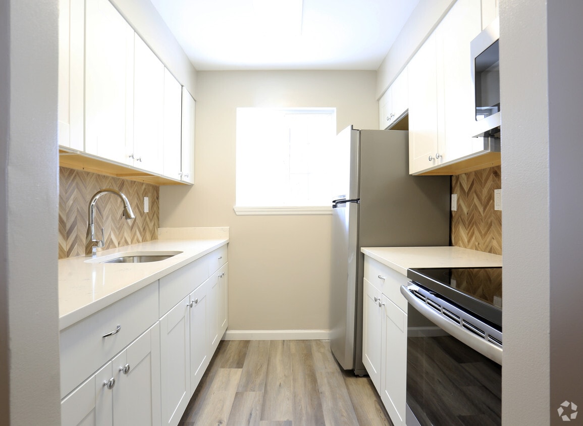 Royal Ledges at Hyde Park Apartments 4676 Albany Post Rd Hyde Park