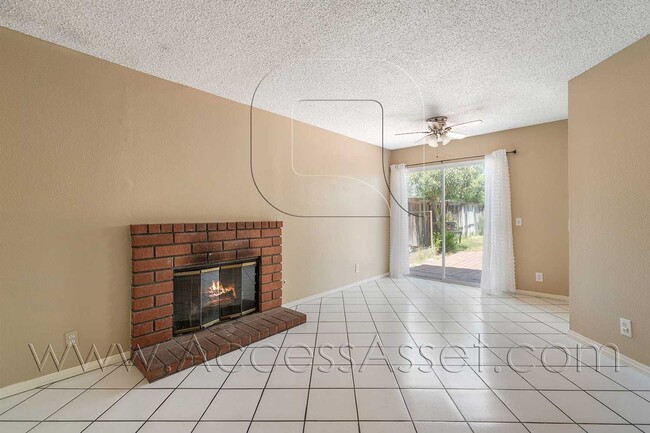 Building Photo - Charming and Bright Three-Bedroom Haven on Comotilo