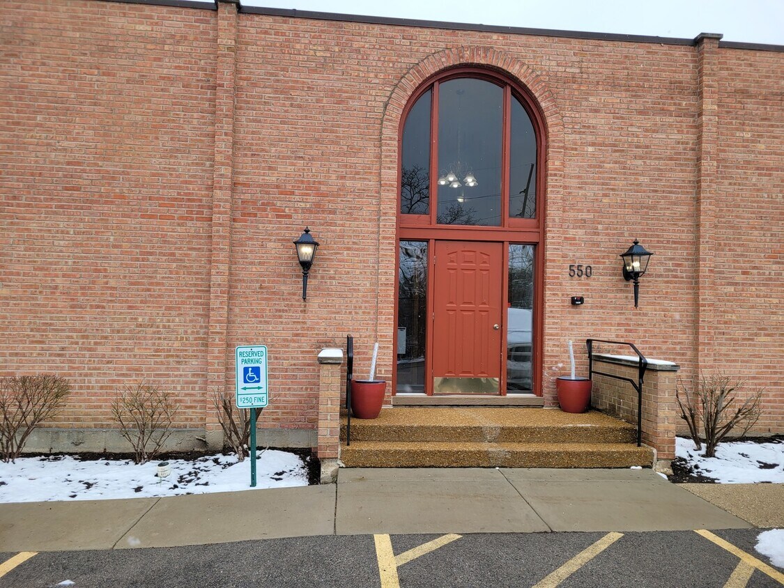 550 E Main St Unit 2E, Barrington, IL 60010 Condo for Rent in Barrington, IL