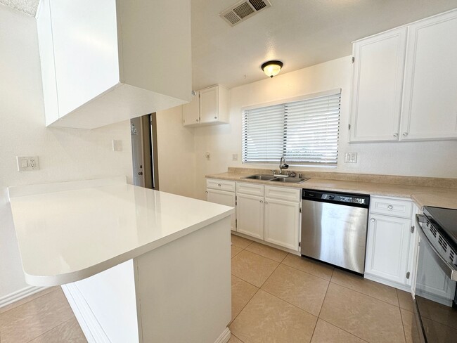 Foto del edificio - AVAILABLE NOW!! 3 Bed/2 Bath Home in La Qu...