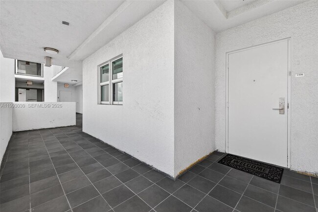 Foto del edificio - 15051 Royal Oaks Ln