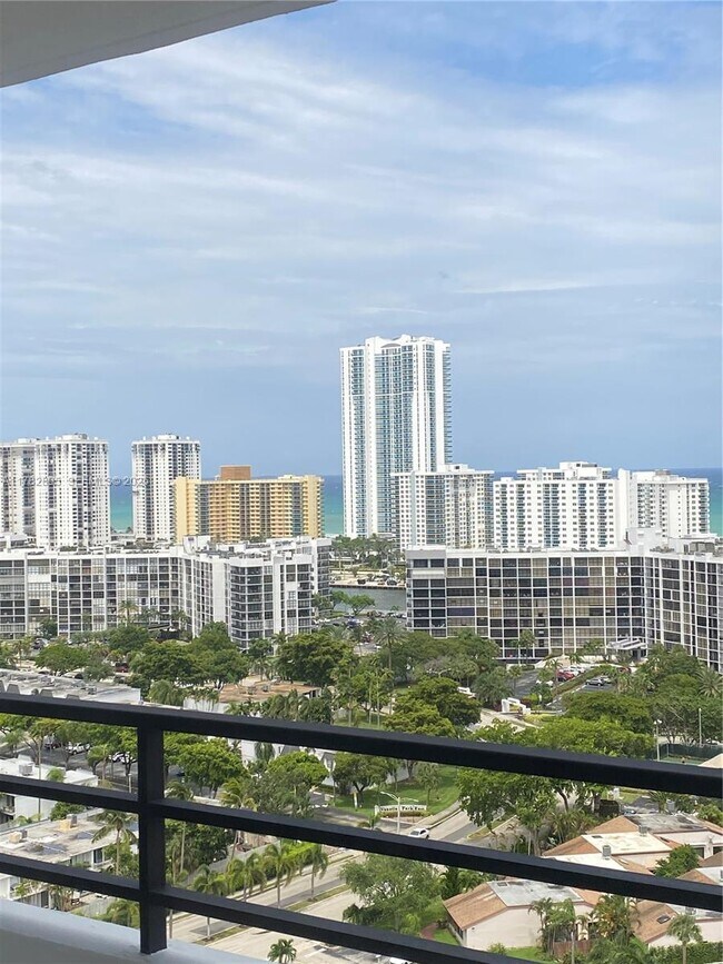 Building Photo - 2500 Parkview Dr