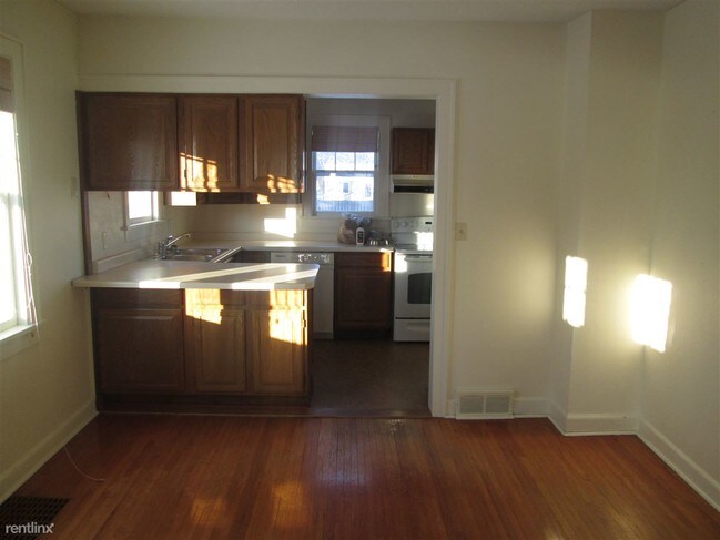 Building Photo - 1402 Cottonwood St