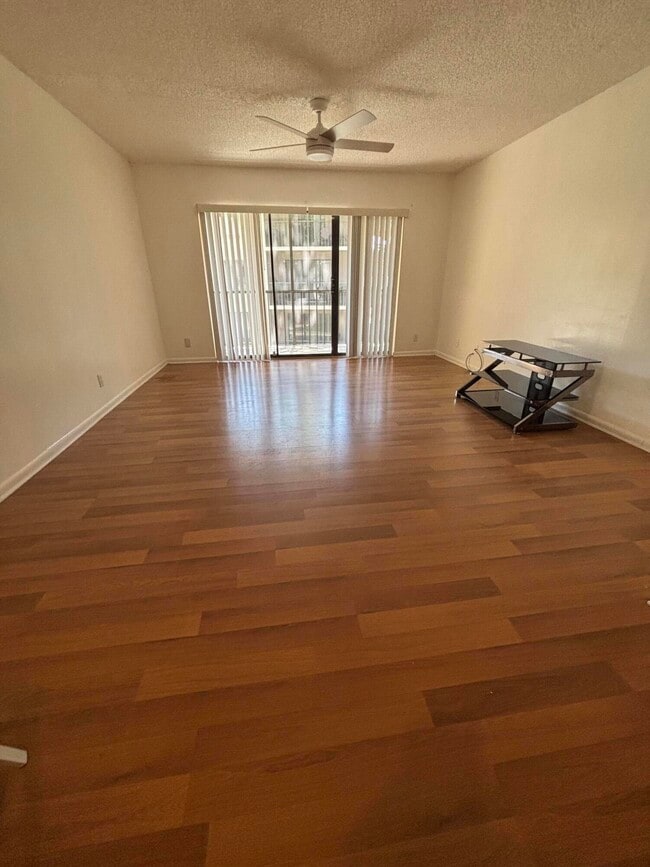 Foto del edificio - 201 Foxtail Dr