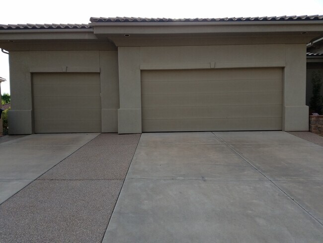 Building Photo - Beautiful Home in The Boulders