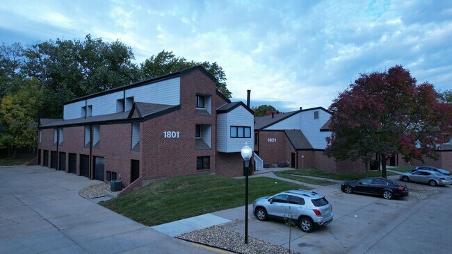 Building Photo - Luxurious 2-Bedroom Apartments with Modern Flair and Parkside Living!