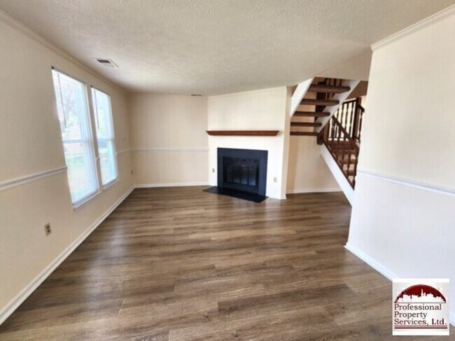 Foto del edificio - Charming 3br/1.5ba Townhome Updated, Convenient, And Move In Ready