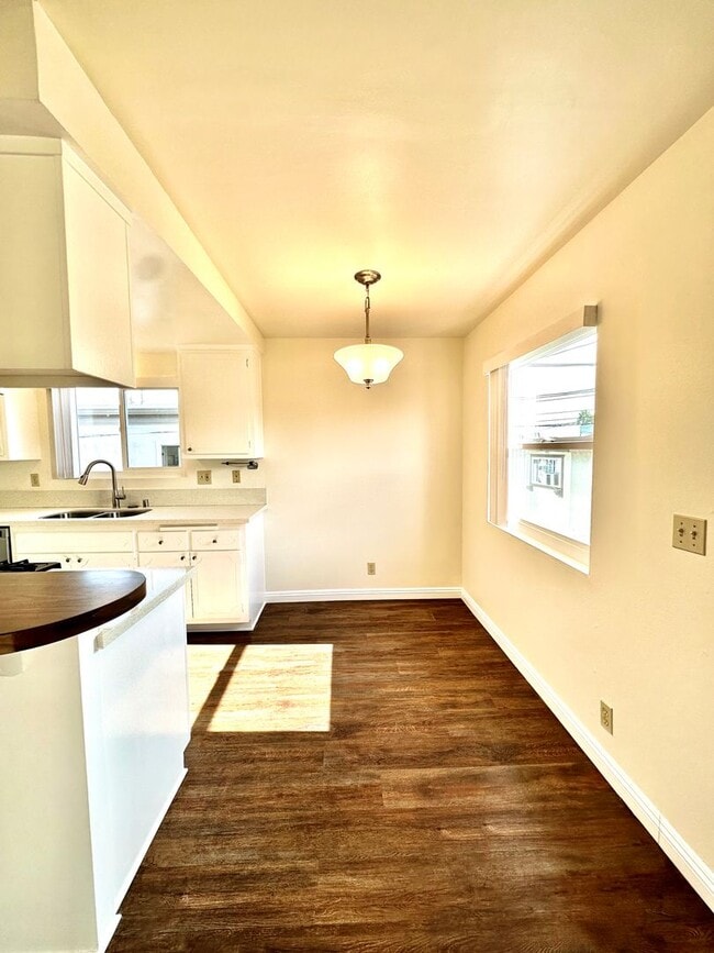 Building Photo - SFH in PRIME Manhattan Beach Location with Den/Game Rm+Laundry in Attached Garage!
