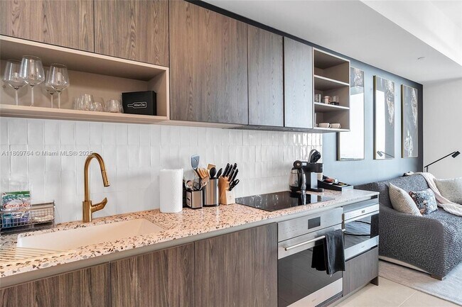 Building Photo - 601 NE 1st Ave