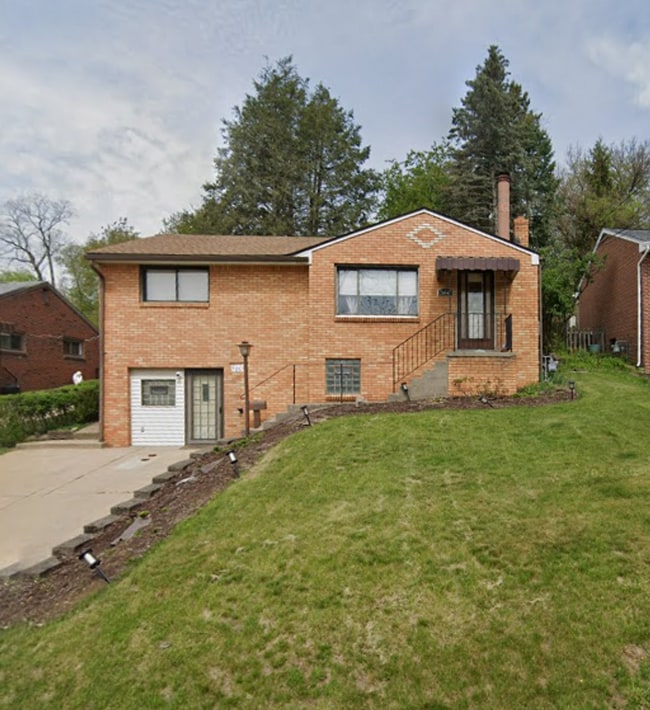 Building Photo - *Updated & Charming 2BD/2BA Single Family ...