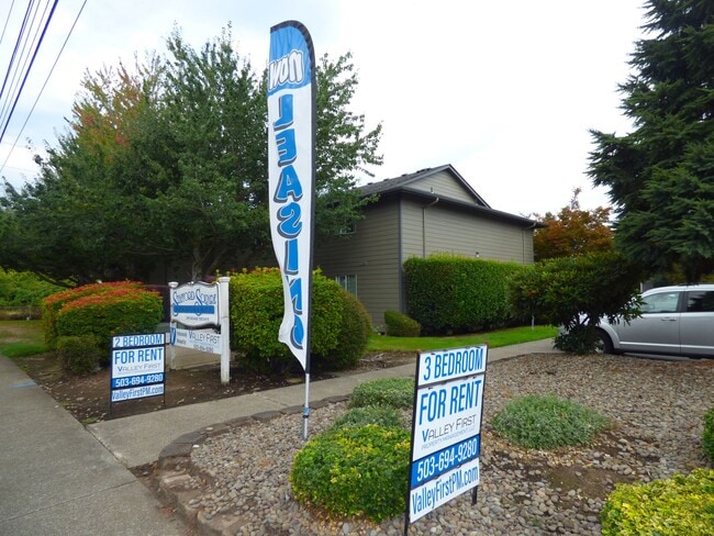 Building Photo - Second Level 2 Bedroom