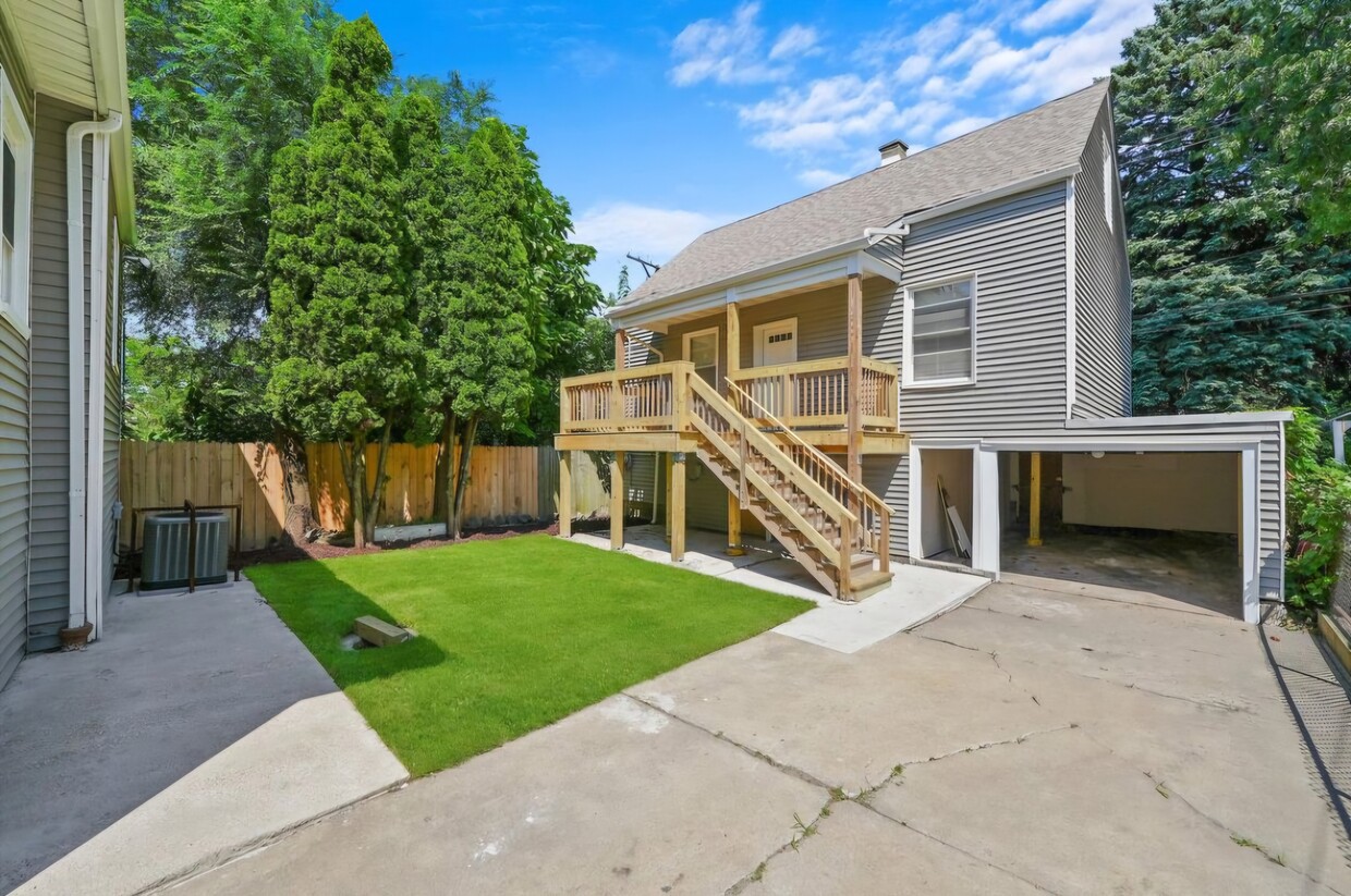 Foto principal - 8321 S Saginaw Ave
