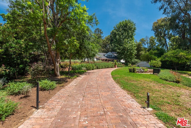 Building Photo - 9305 Hazen Dr