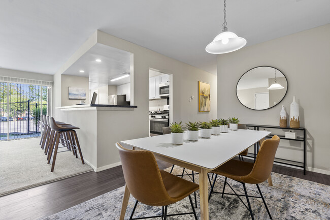 Dining area - Cardinal Forest