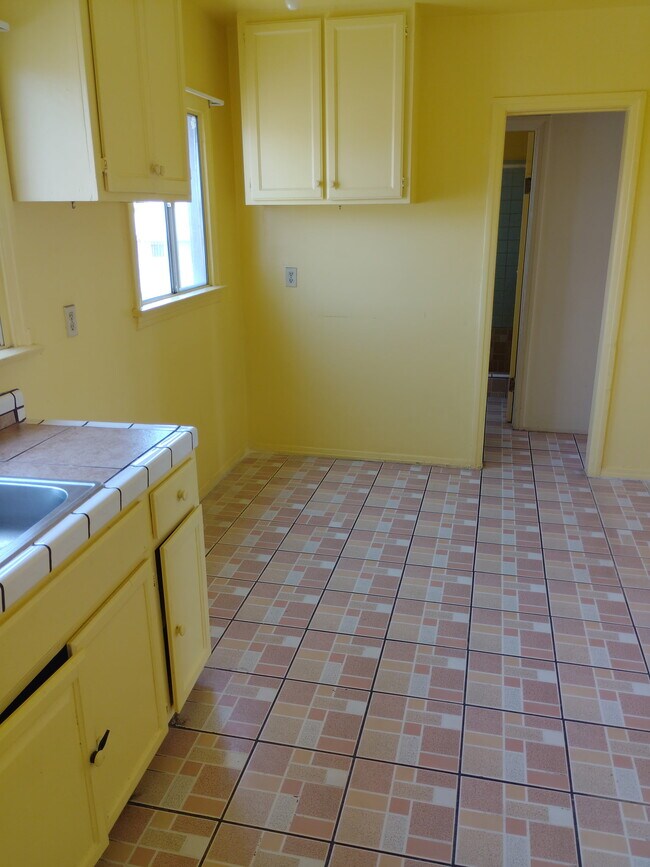 Foto del edificio - 627 1/2 W 56th St