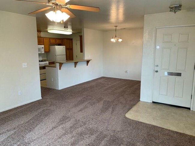 Building Photo - Lovely condo available in Paseo Del Lago!