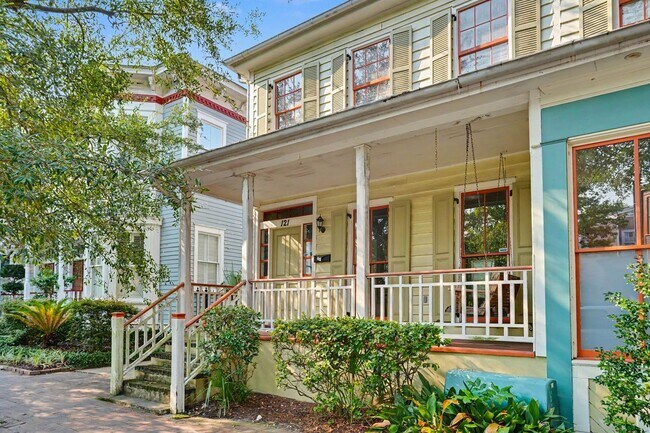 Foto del edificio - 2 Bedroom Charmer with Sundeck, Wood Floors, and High Ceilings