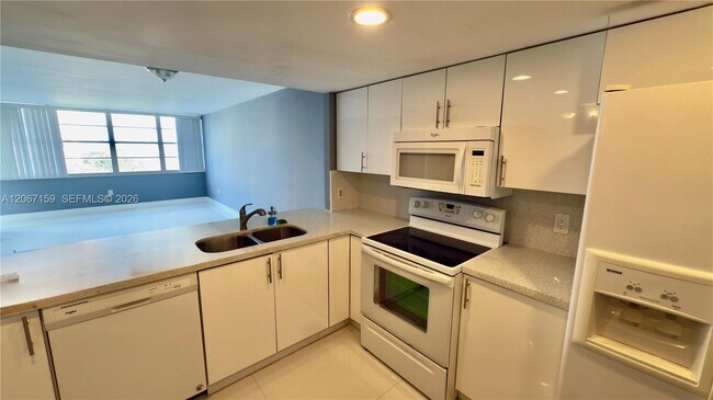 Building Photo - 1351 NE Miami Gardens Dr