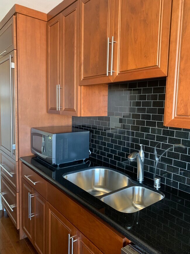 Building Photo - 565 Bellevue Ave