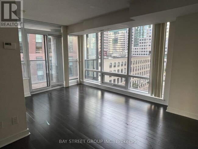 Photo du bâtiment - 295 Adelaide St W