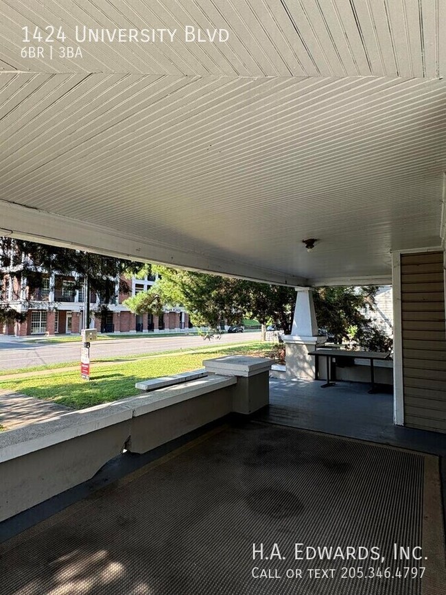 Building Photo - 1424 University Blvd