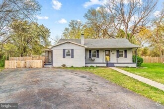Building Photo - 8413 Rosemont Cir