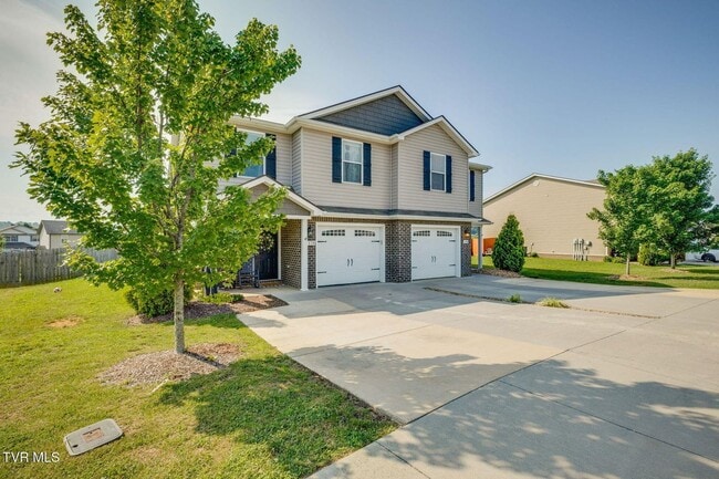 Building Photo - For Rent — Modern Duplex Near Historic Jonesborough