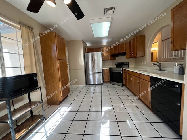 Foto del edificio - **COMING SOON** BEAUTIFUL 4 BEDROOM 3 BATH...