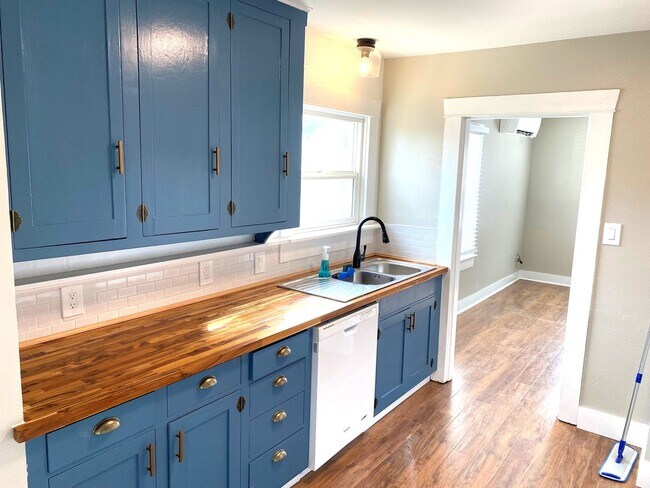 Building Photo - Charming West Side Bunglaow available now