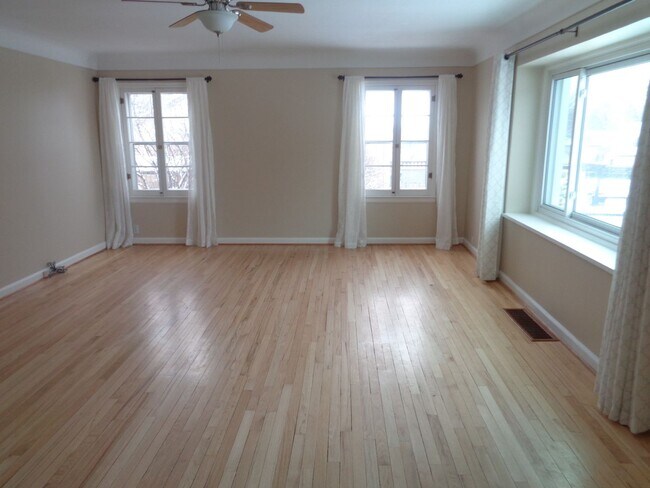 Foto del edificio - 3 Bedroom House with Hardwoods on West End