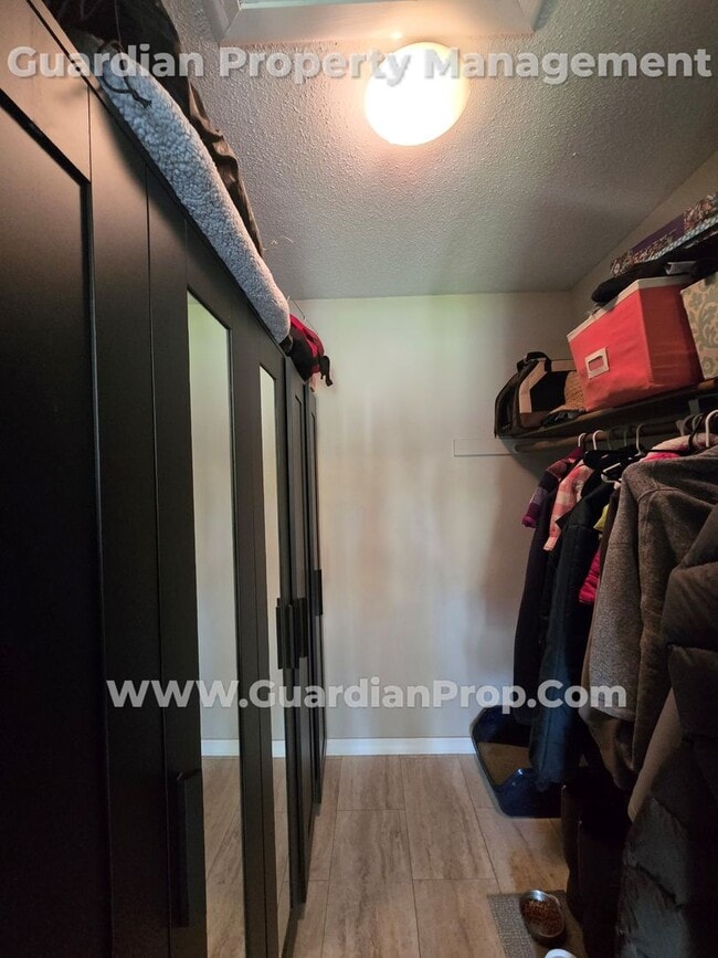 Building Photo - Split Level Home in Roseville Available 8/...