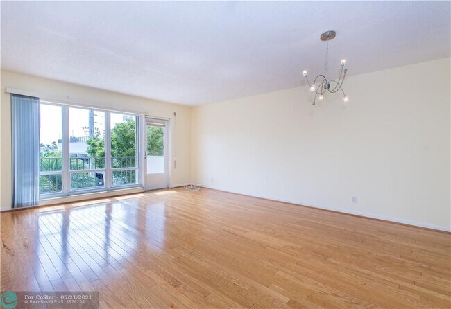 Building Photo - 340 Sunset Dr