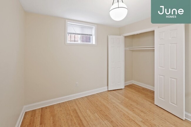 Building Photo - ROOM ONLY in 2-bed/2.0-bath Home