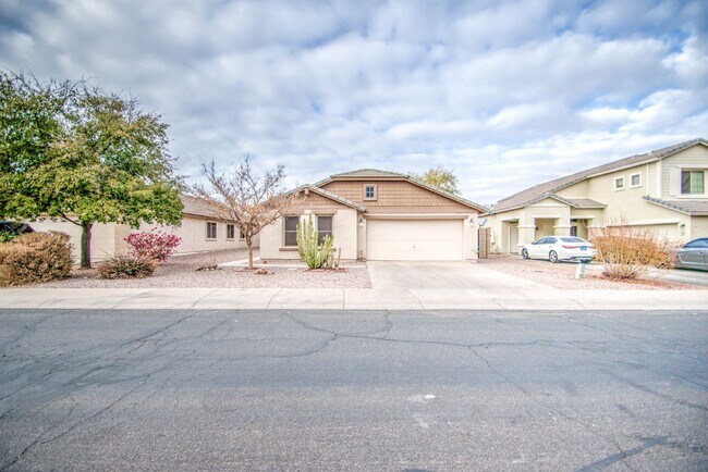 Building Photo - 4 Bedroom in Morning Sun!!