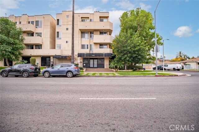 Foto del edificio - 19350 Sherman Way