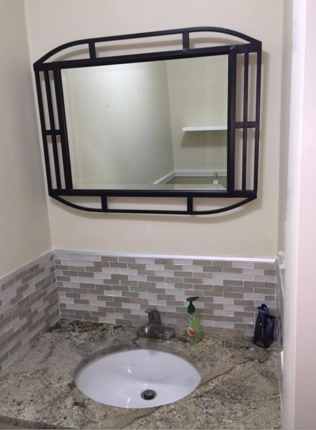 actualizado 1/2 baño - 666 W Ferry St
