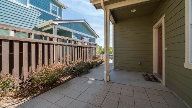 Building Photo - Beautiful Townhome in Gold Hill Mesa