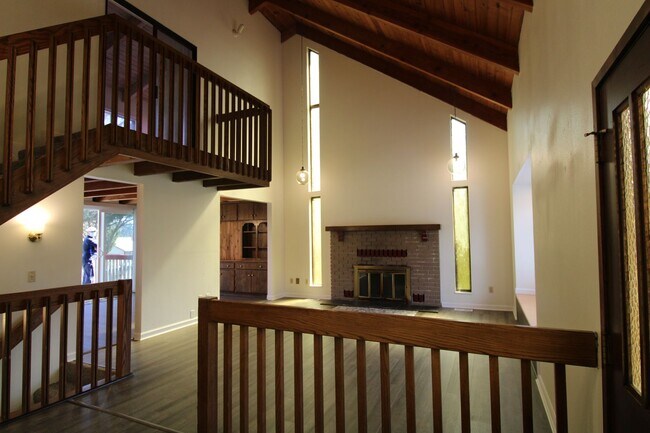 Foto del edificio - SPACIOUS 3+ BEDROOM SALMON CREEK/MOUNT VISTA MULTI-LEVEL HOME WITH LARGE FENCED YARD!