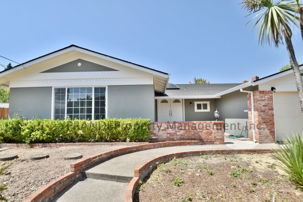 Foto principal - Beautifully Remodeled, 4 Bedroom/2 Bathroo...