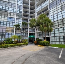 Building Photo - 800 Parkview Dr