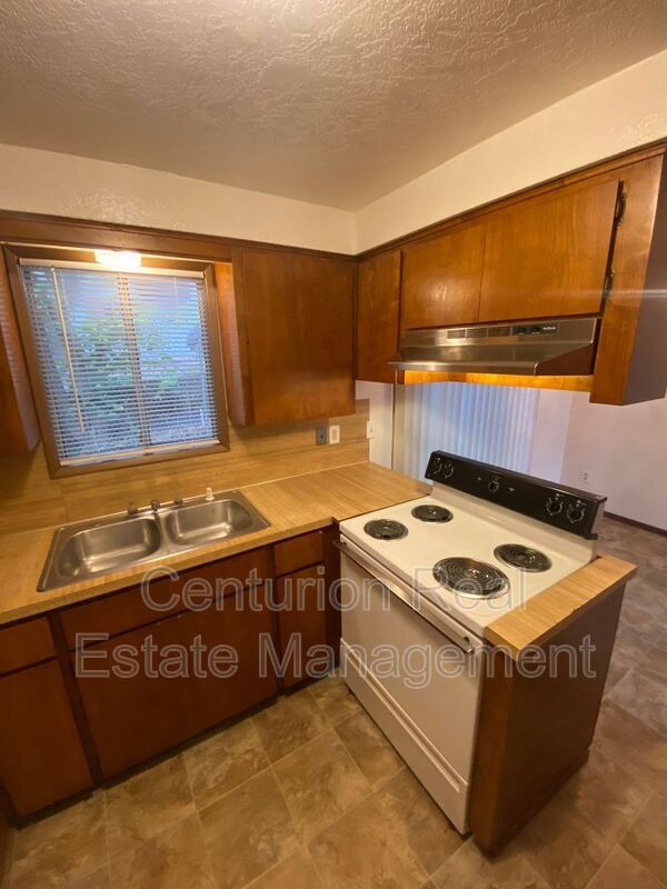Building Photo - 180 Stoneway Dr NW