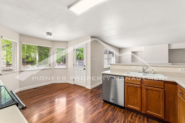 Foto del edificio - Single Family Home with 2 Car Garage and C...