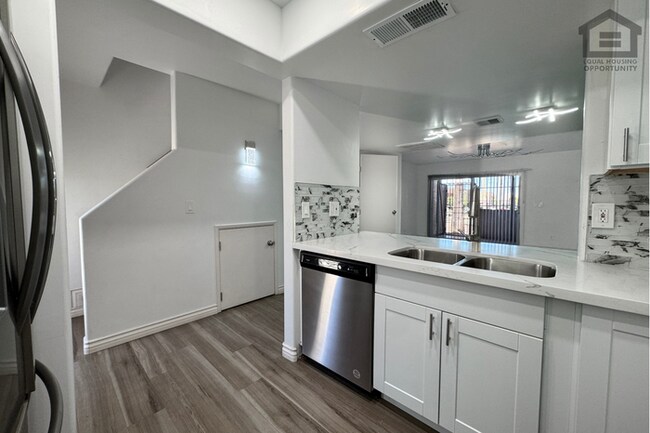 Foto del edificio - 2Bed/1.5Bath Condo at Cactus Rd/19th Ave! Ready for Immediate Move-In! – POOL VIEW!