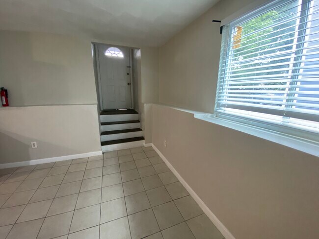 Building Photo - 11 Handy St