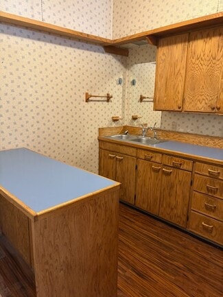 Building Photo - 413 Front St