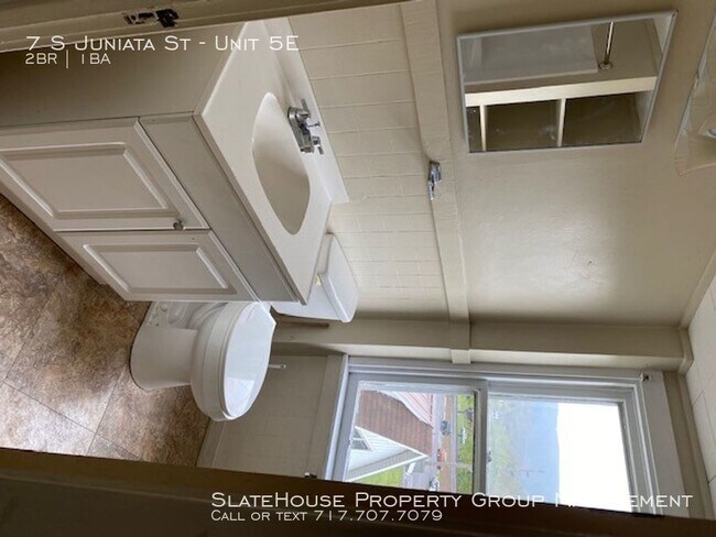 Building Photo - Large 2 Bedroom Apartment near downtown.
