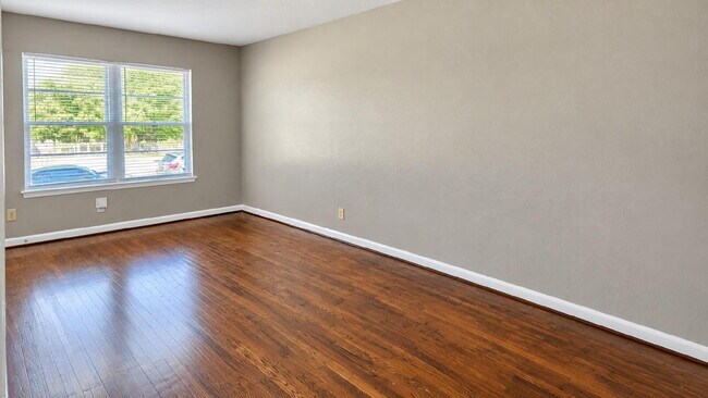 Building Photo - Charming 2-Bedroom Duplex in Convenient Oak Cliff Location