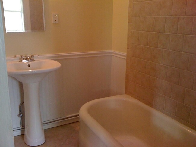 Tile bathroom with deep soaking tub - 7101 Emlen St